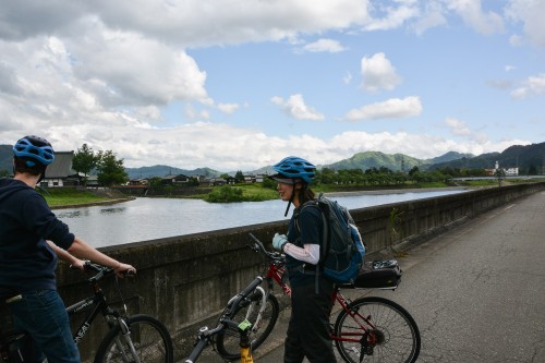 Faire une balade à vélo dans la campagne japonaise à Hida Furukawa, dans la préfecture de Gifu
