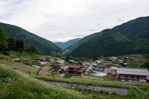 Le village de Tanekura où se trouve l'hôtel Tanekura Inn entouré de nature et de rizières tout près de Hida Furukawa, Gifu