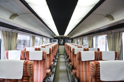 L'intérieur du train Wide View Hida pour se rendre jusqu'à Hida Furukawa, Gifu 