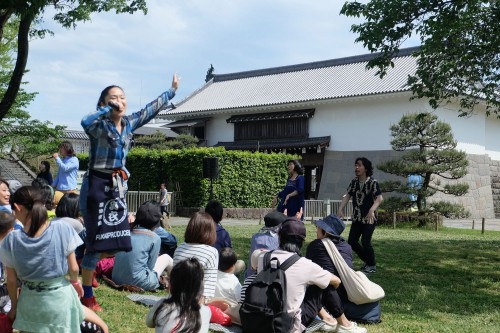 le spectacle de Fukai produce pendant le festival Strange Seed à Shizuoka