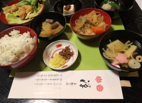 la nourriture servie au temple Tokei-in à Shizuoka qui sert d'hebergement pendant le festival World Theatre Festival Shizuoka
