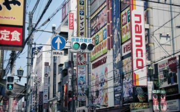 Affiches publicitaires à Den Den Town à Osaka