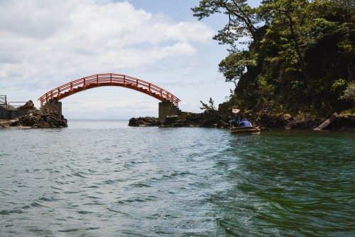 Le pont rouge qui relie Yashima et Kyohima près du port d'Ogi ur l'île de Sado où l'on peut faire une balade en tarai-bune