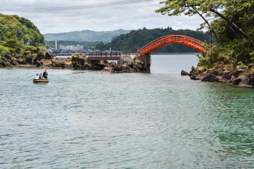 Le pont rouge qui relie Yashima et Kyohima près du port d'Ogi ur l'île de Sado où l'on peut faire une balade en tarai-bune