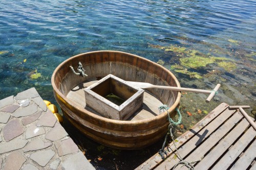 Le tarai-bune, bâteau de pêche en forme ovale dans le port d'Ogi sur l'île de Sado, Niigata