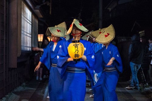 Le festival Yo No Mai avec la danse traditionnelle Aikawa Ondo dans la rue principale d'Aikawa sur l'île de Sado au Japon