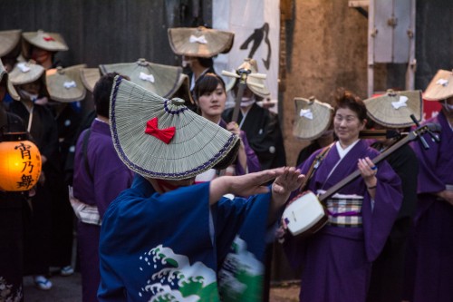 Le festival Yoi No Mai avec la danse traditionnelle Aikawa Ondo dans la rue principale d'Aikawa sur l'île de Sado au Japon