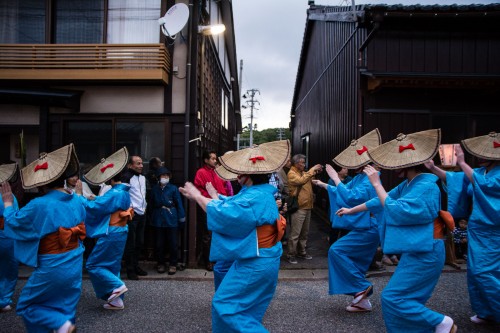 Le festival Yoi No Mai avec la danse traditionnelle Aikawa Ondo dans la rue principale d'Aikawa sur l'île de Sado au Japon