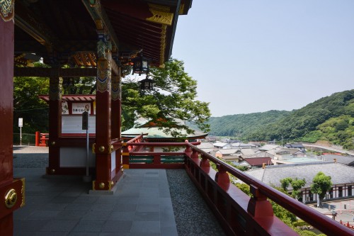 Le sanctuaire Yūtoku Inari dans la ville de Kashima, préfecture de Saga avec son bâtiment principal en hauteur