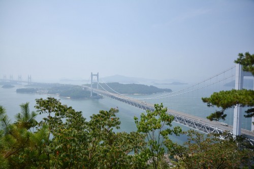Le pont de Seto depuis le point de vue Washuzan dans le parc national Setonaikai, Okayama, Japon
