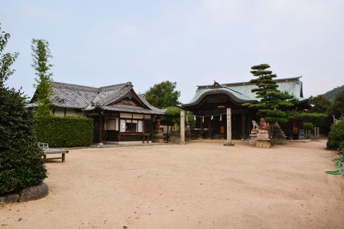 Le sanctuaire Shimotsui Gion à shimotsui en mer intérieure de Seto, Kurashiki, Okayama