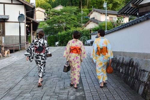 Le village de potiers d'Okawachiyama tout près d'Imari avec son festival et ces femmes en kimono