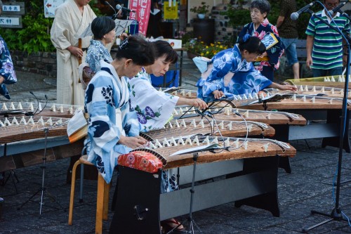 Le village de potiers d'Okawachiyama tout près d'Imari avec son festival et ces concerts