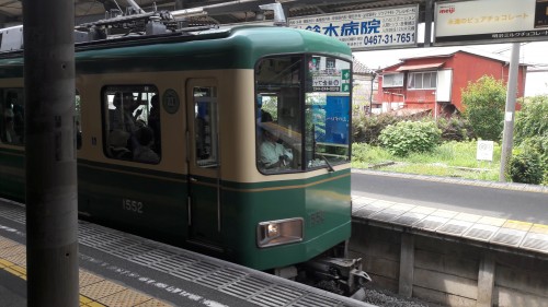 Enoden, le train qui relie Kamakura à Enoshima pour aller au temple Ryûkô-ji