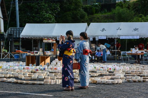 Le village de potiers d'Okawachiyama tout près d'Imari avec son festival et ces femmes en kimono