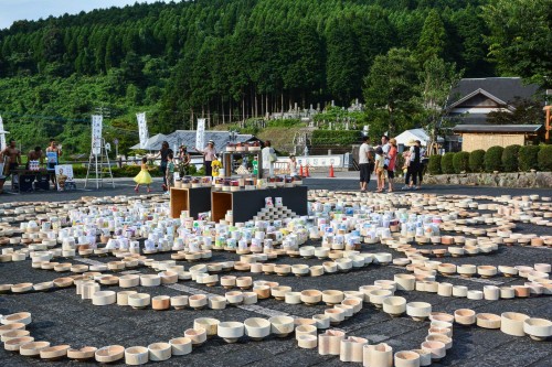 Le village de potiers d'Okawachiyama tout près d'Imari dans la préfécture de Saga et la place centrale du village avec son festival