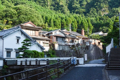Le village de potiers d'Okawachiyama tout près d'Imari dans la préfécture de Saga et le beau canal
