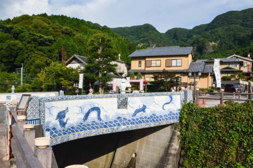 Le village de potiers d'Okawachiyama tout près d'Imari dans la préfécture de Saga avec le pont en porcelaine d'imari