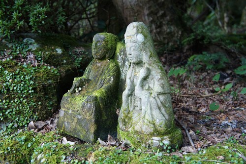 Petites statues bouddhistes en pierre, dans la péninsule de Kunisaki, Oita, Kyushu