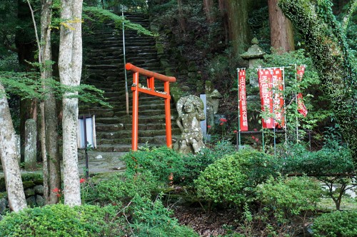 Torii à côté d'un nio au Futagoji, dans la péninsule de Kunisaki, Oita, Kyushu