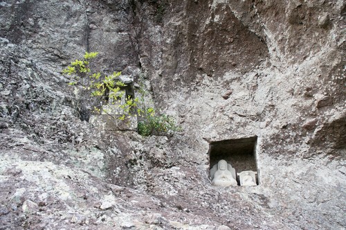 Statuettes bouddhistes dans une niche creusée au flanc du Mont Fudo 