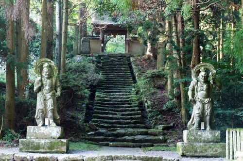 Statues nio devant la porte du Futagoji dans la région Rokugo Manzan située dans la péninsule de Kunisaki, Oita, Kyushu