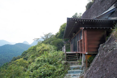 Le bâtiment Itsutsuji Fudo à flanc de montagne, dans la région Rokugo Manzan située dans la péninsule de Kunisaki, Oita, Kyushu