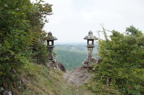 Lanternes de pierre à l'entrée du Itsutsuji Fudo, dans la région Rokugo Manzan située dans la péninsule de Kunisaki, Oita, Kyushu