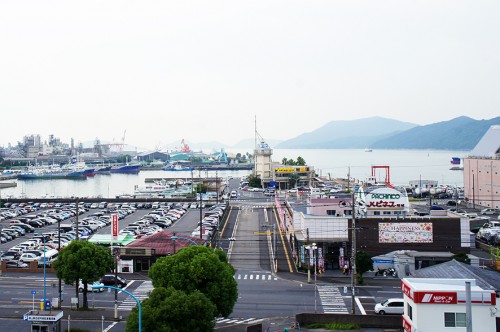 Le terminal du ferry vu de la gare de Tokuyama