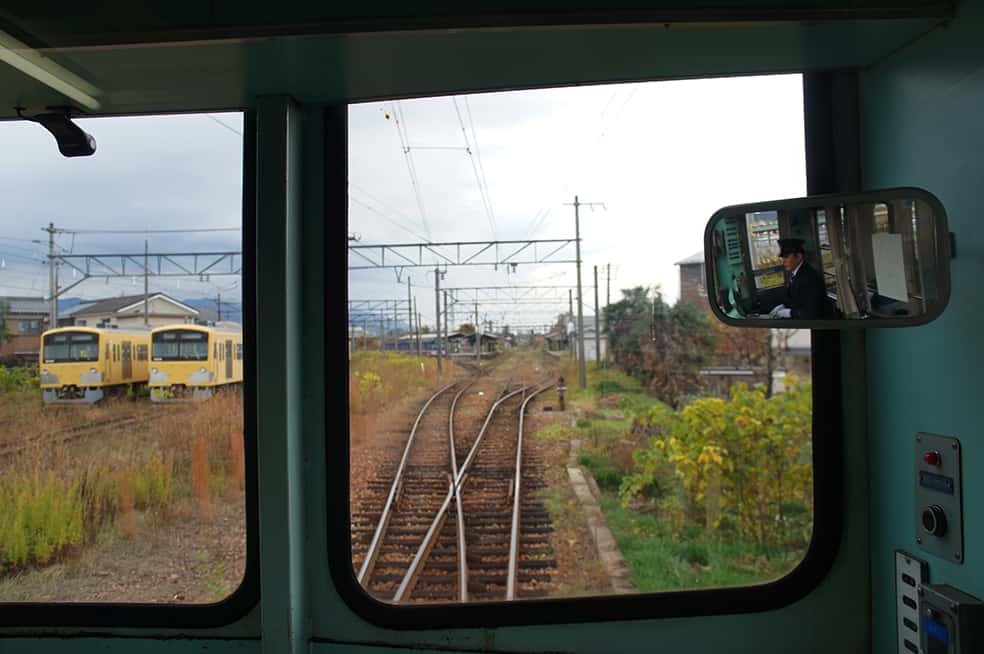 un train japonais de la ligne Ohmi Railway dans la préfecture de Shiga