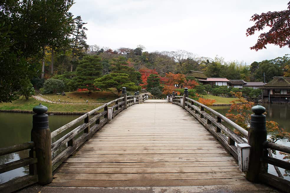 Un pont japonais dans le jardin autour du château de Hikone autour du lac Biwa
