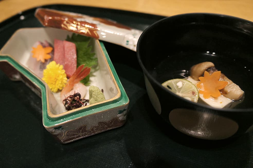 repas traditionnel japonais dans un hôtel de la préfecture de Shiga