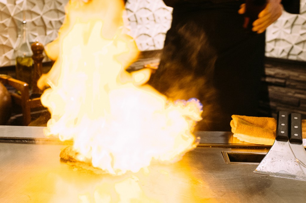Flammes sur une plaque teppanyaki