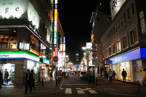 Rues éclairées de nuit à Tenjin, Fukuoka, Kyushu, Japon.