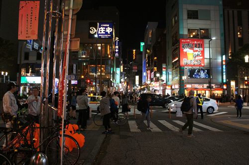 Rue la nuit à Fukuoka, Kyushu, Japon