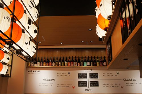 Menu et bouteilles de saké à Ippudo ramen, Fukuoka, Kyushu, Japon