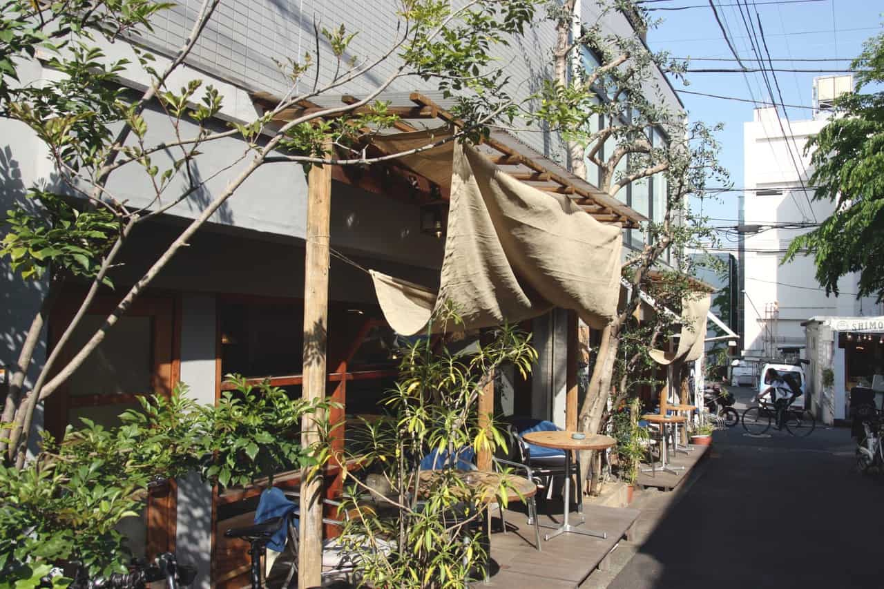 Terrasse d'un café à Shimokitazawa, Tokyo, Japon