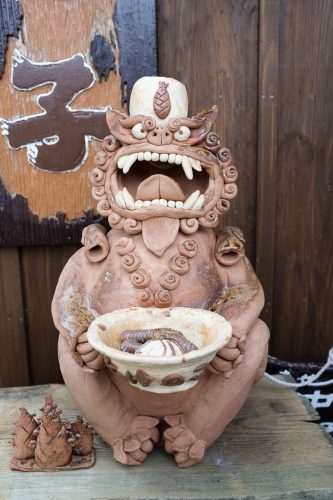 Exemple de shisa en terre cuite à Taketomi dans la Préfecture d'Okinawa, Japon