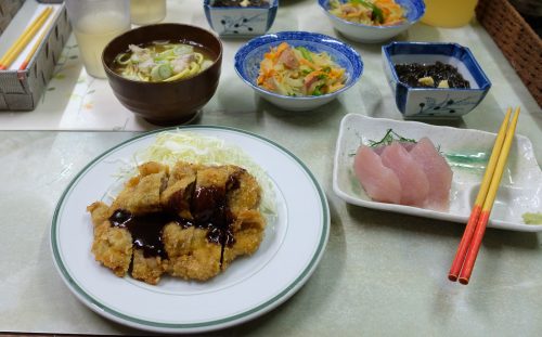 Repas en chambre d'hôte à Taketomi dans la Préfecture d'Okinawa, Japon