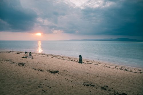 Coucher de soleil sur la plage à Taketomi dans la Préfecture d'Okinawa, Japon