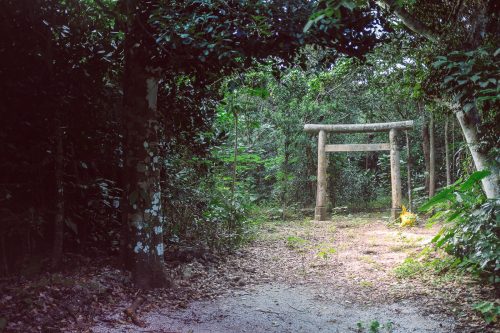 Un temple en pleine nature sur l'île de Taketomi dans la Préfecture d'Okinawa, Japon
