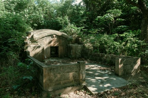 Tombe au style typique de Taketomi dans la Préfecture d'Okinawa, Japon