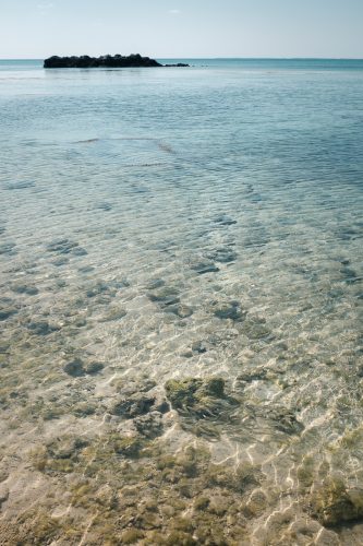 L'eau transparente des plages de Taketomi dans la Préfecture d'Okinawa, Japon
