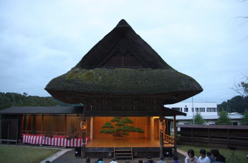 Scène de théâtre Nô du sanctuaire Kusakari à Hamochi, sur l'île de Sado au Japon