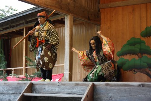 Interlude comique propre au théâtre Nô au sanctuaire Kusakari à Hamochi, sur l'île de Sado au Japon