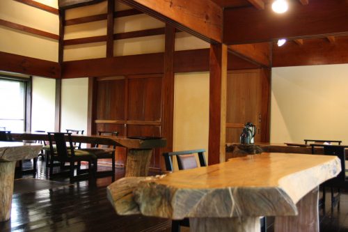 Salle de restaurant du ryokan Hananoki Inn sur l'île de Sado, dans la Préfecture de Niigata, Japon