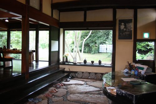 L'accueil du ryokan Hananoki Inn sur l'île de Sado, dans la Préfecture de Niigata, Japon