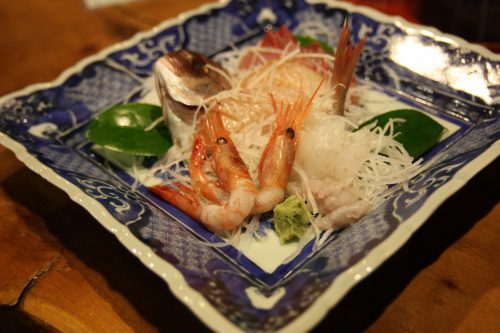 Sashimi pour le dîner au ryokan Hananoki Inn sur l'île de Sado, dans la Préfecture de Niigata, Japon