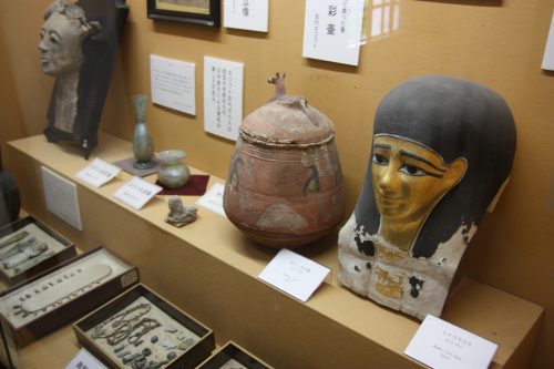 Objets exposés dans la galerie d'art du musée des cultures du Nord à Niigata, Japon
