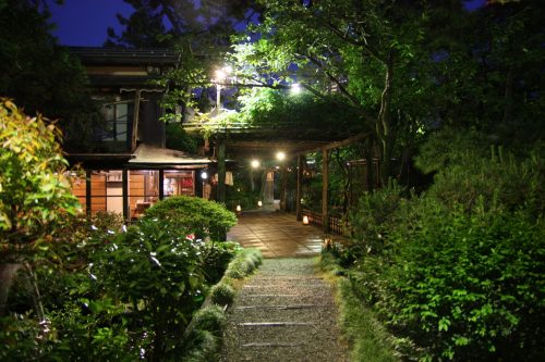 Jardin du ryotei Ikinariya dans le quartier de Furumachi à Niigata, Japon